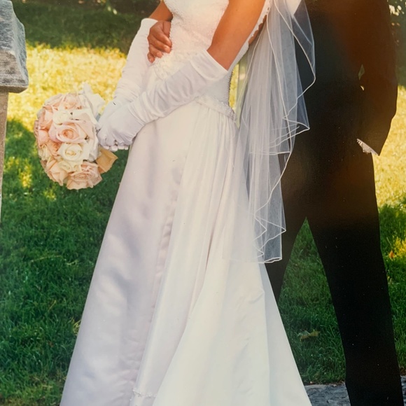 Wedding gown - Picture 1 of 7